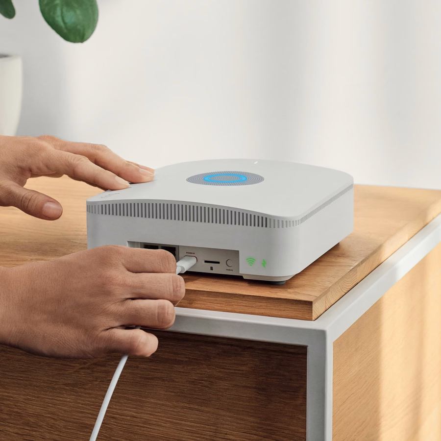 Alarm Pro-Basisstation mit integriertem eero Wi-Fi 6-Router